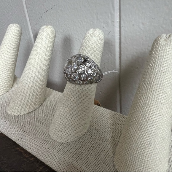 Sterling ring
Stamped 925
SZ 6.25 - Picture 3 of 5